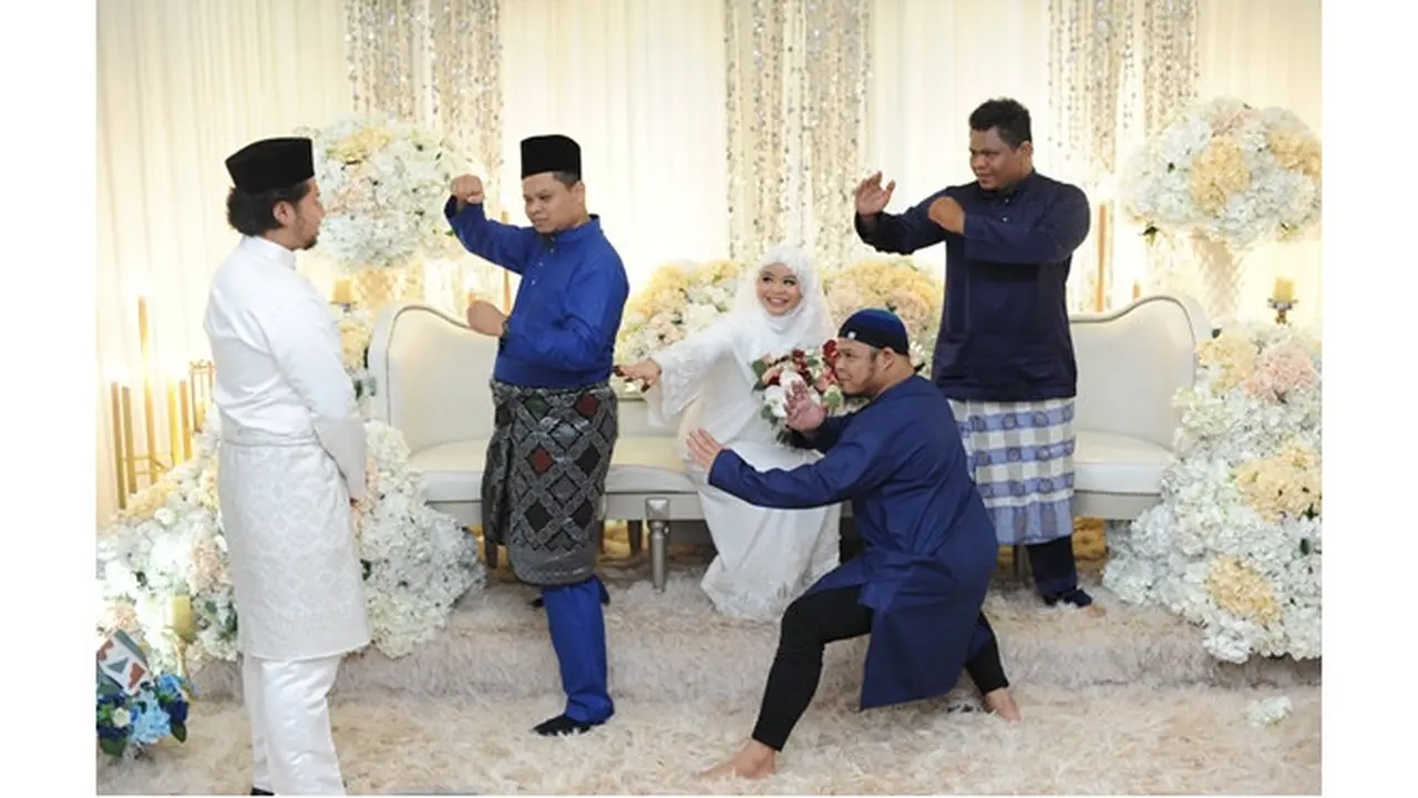 6 Pemotretan Anak Bungsu dengan 3 Kakak Laki-Lakinya di Pernikahan Ini Kocak