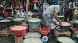 Aktivitas pedagang kolang-kaling di kawasan Pasar Induk kramat Jati, Jakarta Timur, Kamis (14/4/2022). Pedagang mengatakan penjualan kolang kaling di masa pandemi kali ini meningkat hingga 50 persen dibandingkan pada bulan Ramadan tahun lalu. (merdeka.com/Iqbal S Nugroho)