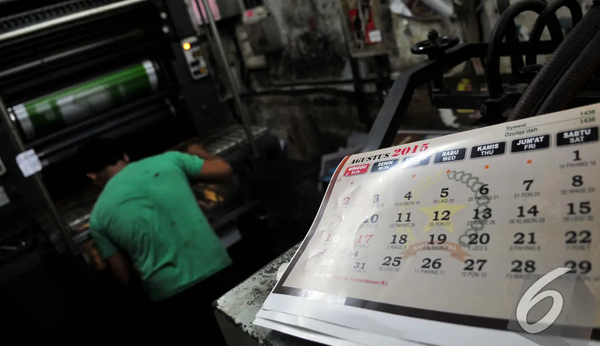 Para pekerja mengaku kebanjiran job untuk mencetak kalender 2015 pada bulan November dan Desember 2014, , Senen, Jakarta, Senin (1/12/2014). (Liputan6.com/Johan Tallo)