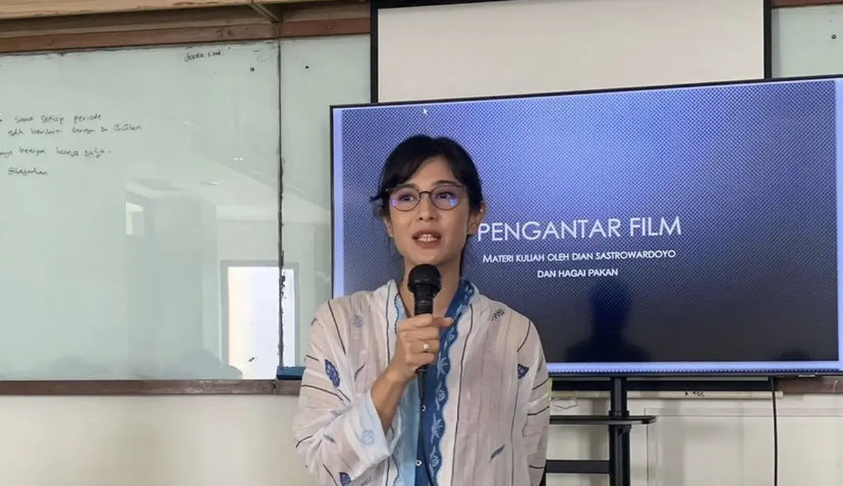 Dian Sastrowardoyo bersama Hagai Pakan berkesempatan memberi materi Pengantar Film di Universitas Indonesia. Ia justru tampil bak mahasiswa dengan pakaian yang ia kenakan. Credit: (@therealdisastr)