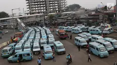Sejumlah angkot berderet menunggu calon penumpang di Terminal Kampung Melayu, Jakarta, Rabu (12/7). Menteri Perhubungan Budi Karya Sumadi menargetkan semua angkot harus ber-AC paling lambat Februari 2018. (Liputan6.com/Immanuel Antonius)