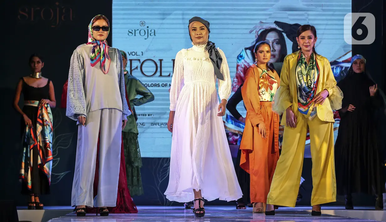 Model mengenakan koleksi scarf dari Sroja saat peluncuran di Jakarta, Sabtu (26/3/2022). Brand fashion lokal, Sroja, memperkenalkan enam koleksi perdana scarf yang bertemakan Foliage: Colors of Mother Nature. (Liputan6.com/Johan Tallo)
