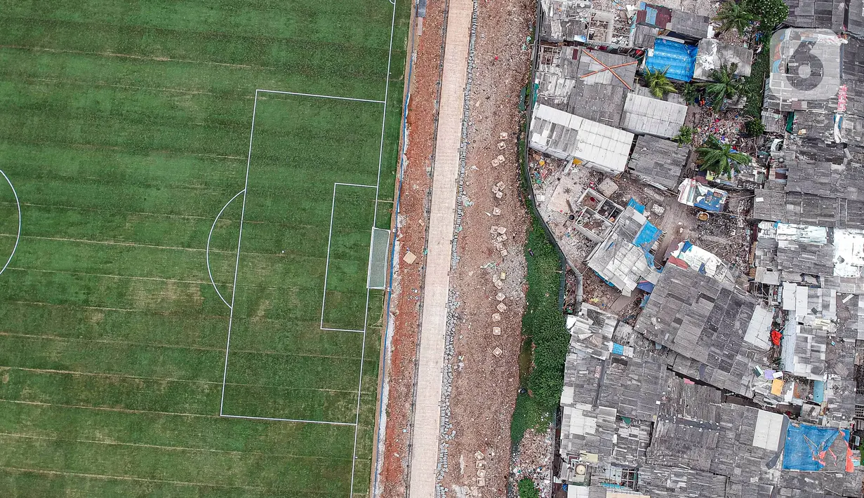 Foto dari udara menunjukkan lapangan latih Jakarta International Stadium (JIS), Jakarta, Senin (28/12/2020). JIS direncanakan mempunyai lapangan utama yang dapat menampung penonton hingga 82 ribu dengan fasilitas berstandar internasional. (Liputan6.com/Faizal Fanani)
