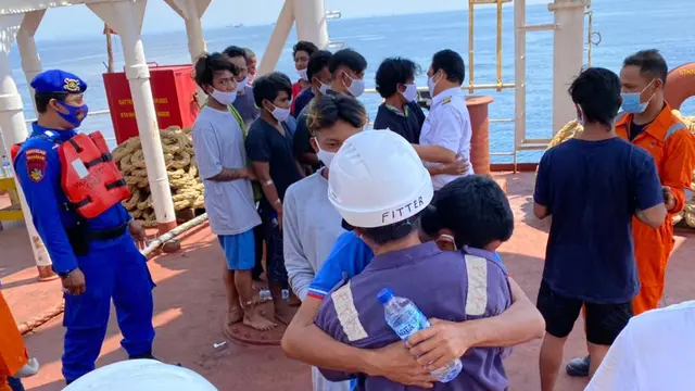 16 ABK yang yang terapung di laut jawa berhasil diselamatkan oleh awak Kapal MT Queen Majesty. (Liputan6.com/Ahmad Adirin)