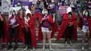 Pengunjuk rasa hak-hak aborsi berpakaian karakter meneriakkan slogan "The Handmaid's Tale" selama demonstrasi yang menandai Hari Dekriminalisasi Aborsi di Amerika Latin dan Karibia di luar majelis legislatif negara bagian di Rio de Janeiro, Brasil, Senin (28/9/2020). (AP Photo/Silvia Izquierdo)