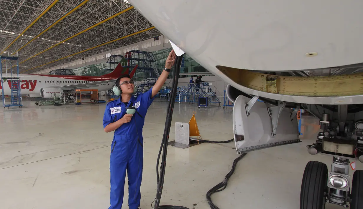 Teknisi melakukan perawatan pesawat di hanggar terbesar di dunia milik PT Garuda Maintenance Facility di area Bandara Soekarno-Hatta, Tangerang, Senin (28/9). Pembangunan hanggar ini menelan biaya puluhan juta dolar AS.(Liputan6.com/Angga Yuniar)