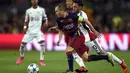 Gelandang Barcelona, Andres Iniesta menggiring bola melewati pemain Leverkusen, Hakan Calhanoglu pada laga Liga Champions di Stadion Camp Nou, Spanyol, Rabu (30/9/2015). (AFP Photo/Lluis Gene)