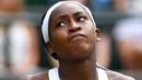 Reaksi petenis AS, Cori Gauff saat kehilangan satu poin atas petenis Romania, Simona Halep pada babak keempat Wimbledon 2019 di All England Lawn Tennis Club, Senin (8/7/2019). Petenis berusia 15 tahun itu ditundukkan Halep, yang unggulan ke-7 turnamen, dengan skor 3-6, 3-6. (GLYN KIRK/AFP)