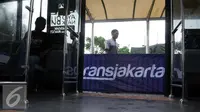 Warga menggunakan Bus Transjakarta di Pool Pemberangkatan Tranjakarta, Ciputat, Tangsel,Senin (6/6) PT Transportasi Jakarta menghadirkan 2 rute baru yakni Ciputat-Bundaran HI dan BSD-Slipi yang mulai beroperasi hari ini. (Liputan6.com/Helmi Afandi) 
