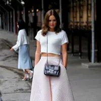 Memakai kaus polos. (via: istimewa)