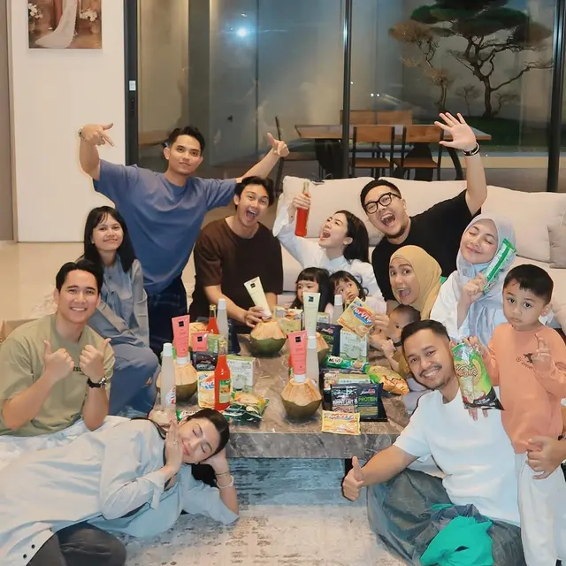 6 Potret Felicya Angelista Bukber Bareng Teman Muslim, Menghargai Keyakinan Masing-masing