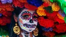 Parade menampilkan orang-orang dengan hiasan tengkorak yang bergerak mengikuti alunan musik. (Julio Cesar AGUILAR/AFP)