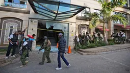 Pasukan keamanan mengepung lokasi penyerangan sebuah kompleks hotel mewah di Nairobi, Kenya, Selasa (15/1). Baku tembak antara petugas keamanan dengan kelompok bersenjata terjadi selama berjam-jam hingga lewat tengah malam. (AP Photo/Ben Curtis)