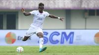 Pemain Arema FC, Ichaka Diarra mengumpan bola pada laga pekan pertama BRI Liga 1 2023/2024 antara Dewa United melawan Arema FC di Stadion Indomilk, Tangerang, Minggu (2/7/2023). (Bola.com/Bagaskara Lazuardi)