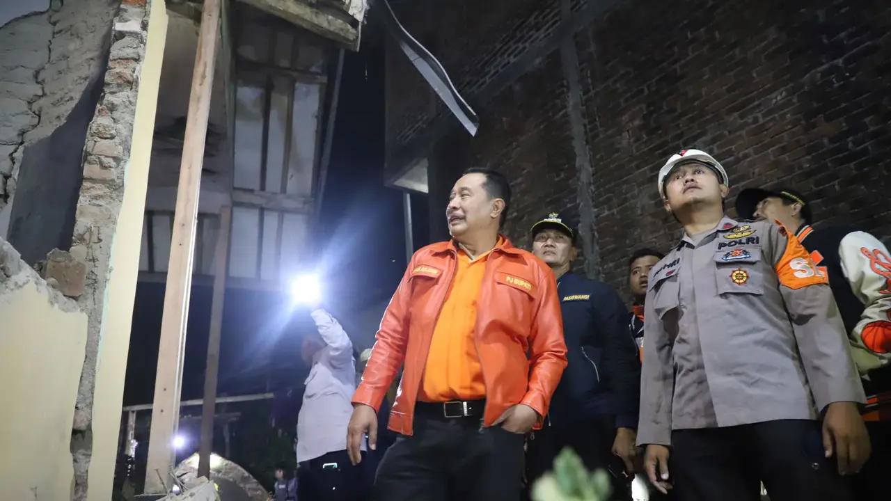Pj. Bupati Garut Barnas Adjidin saat meninjau lokasi gempa bumi magnitudo 5.0 yang melanda kecamatan Pasirwangi, kemarin. (Liputan6.com/Jayadi Supriadin)