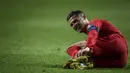 Gelandang Portugal, Cristiano Ronaldo, kesakitan saat melawan Ukraina pada laga Kualifikasi Piala Eropa 2020 di Stadion Luz, Lisbon, Jumat (22/3). Kedua negara bermain imbang 0-0. (AFP/Patricia De Melo Moreira)