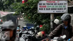 Persatuan Ojek Kalibata City sepakat melarang Go-Jek dan Grab Bike masuk ke dalam kawasan, Jakarta, Rabu (8/7/2015). Papan laranganpun dipasang sebagai bentuk penolakan. (Liputan6.com/JohanTallo)