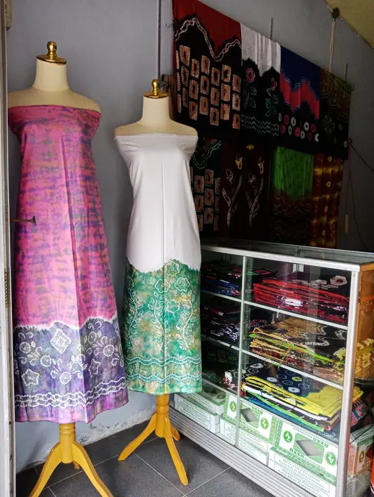 Toko-toko yang menjajakan batik Sasirangan di Kampung Sasirangan (Liputan6.com/Novi Nadya)