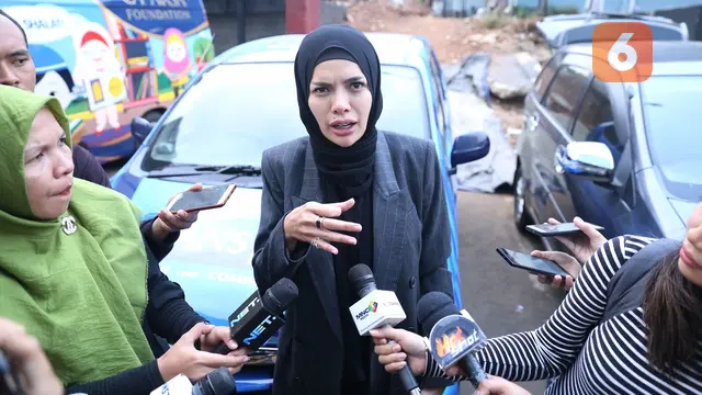 [Bintang] Nikita Mirzani Berhijab