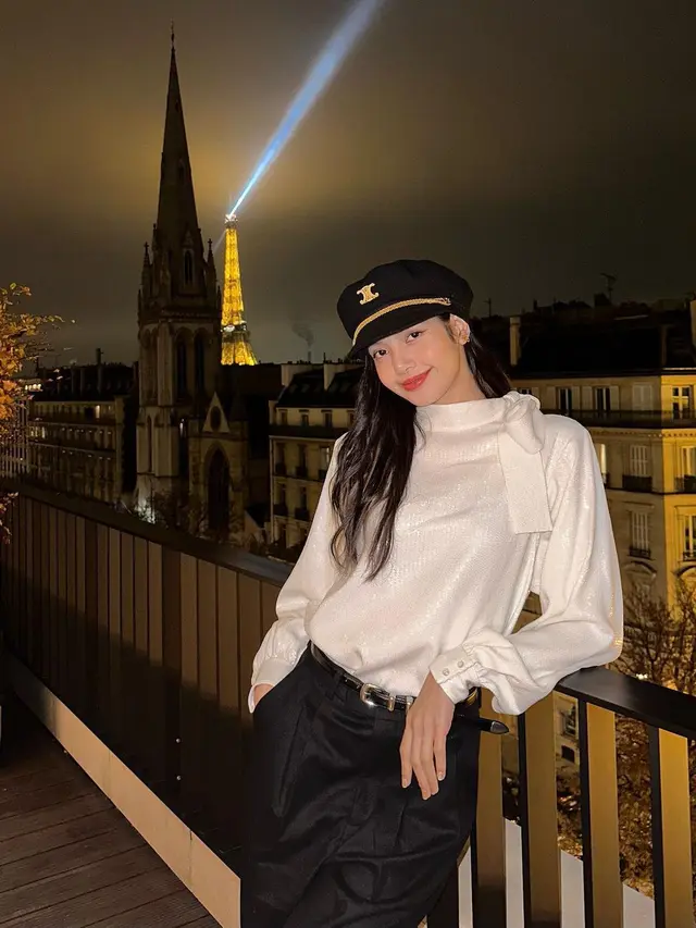 Outfit Monokrom Lisa BLACKPINK Costplay Jadi Pelaut Cantik Tembus Harga Rp500Jutaan