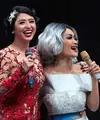 Perdamaian antara Julia Perez dan Dewi Perssik benar-benar ada. Bahkan keduanya dikabarkan punya rencana untuk duet bersama. (Deki Prayoga/Bintang.com)