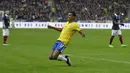 Gelandang Brasil, Luiz Gustavo (tengah) merayakan selebrasi usai mencetak gol ke gawang Prancis saat laga persahabatan di Stade de France, Prancis, Jumat (27/3/2015 ). Brasil menang 3-1 atas Prancis. (AFP PHOTO/ Miguel Medina)