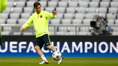 Penyerang Barcelona, Lionel Messi saat menjalani sesi latihan di Allianz Arena, Munich, Jerman (11/5/2015).  Barcelona akan menantang Bayern Muenchen di leg kedua semifinal Liga Champions. (Reuters/Michaela Rehle)