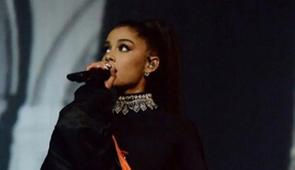 Konser Ariana Grande berakhir tragis dengan adanya ledakan bom yang terjadi di penghujung acara.  Ledan tersebut mengakibatkan 19 orang meninggal dunia dan suasana konser pun menjadi ricuh. (Instagram/arianagrande)