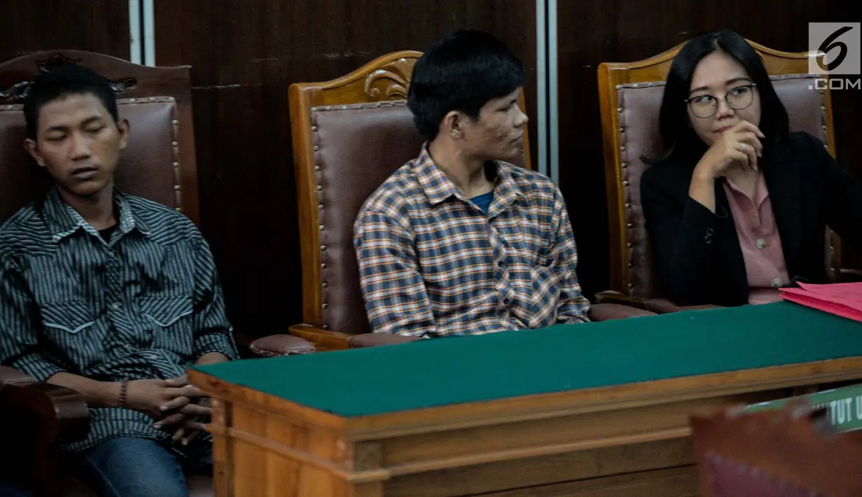 Pengamen korban salah tangkap kasus pembunuhan di Cipulir menghadiri sidang lanjutan praperadilan di Pengadilan Negeri Jakarta Selatan, Selasa (23/7/2019). Sidang ini beragenda menanti jawaban dari termohon, yakni Kejati DKI, Polda Metro Jaya, dan Kementerian Keuangan. (Liputan6.com/Faizal Fanani)
