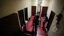 Dua pewarta tampak melihat TKP terbunuhnya Deudeuh Alfisahrin, Jakarta, Rabu (15/4/2015). Rumah kos Boarding House di kawasan Tebet tampak sepi pasca terbunuhnya Deudeuh. (Liputan6.com/Faizal Fanani)