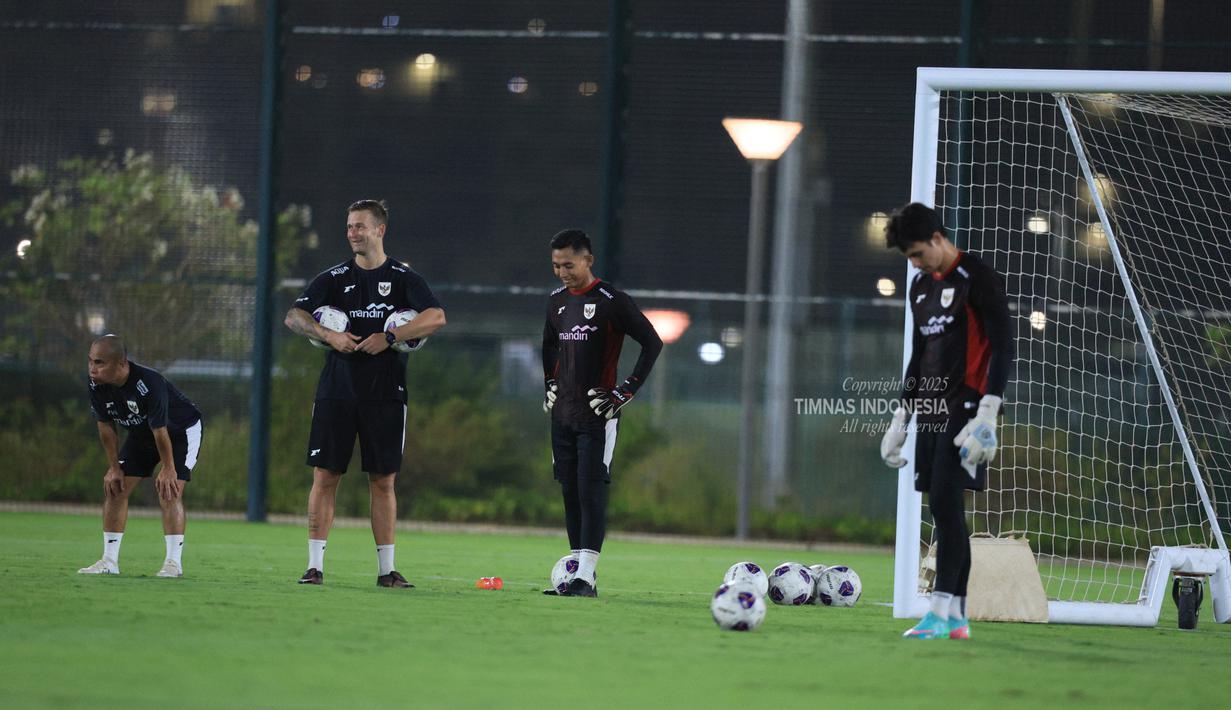 Latihan para kiper Timnas Indonesia jelang pertandingan Ronde 4 Kualifikasi Piala Dunia di Jedaah, Arab Saudi pada Sabtu (4/10/2025). (Dok. Timnas Indonesia)