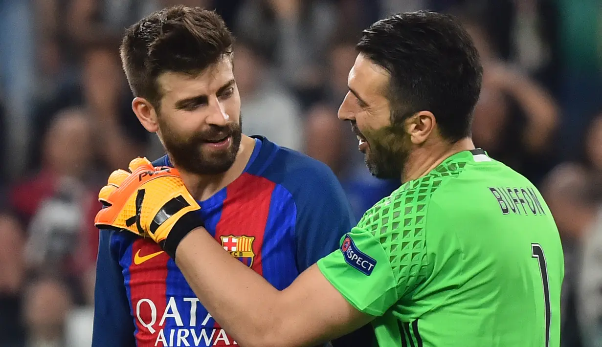 Kiper Juventus, Gianluigi Buffon (kanan) berbincang dengan Gerard Pique usai leg pertama babak perempat final Liga Champions antara Juventus vs Barcelona di Juventus Stadium, Italia, Rabu (12/4). Juve menang dengan skor 3-0. (AFP PHOTO / GIUSEPPE)