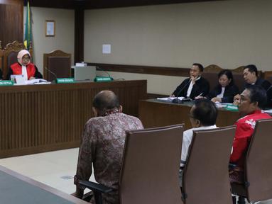 Mantan anggota DPRD Kalimantan Tengah Borak Milton, Punding Ladewiq H Bangkan, Edy Rosada dan Arisavanah (kiri ke kanan) menjalani sidang perdana pembacaan dakwaan di Pengadilan Tipikor, Jakarta, Rabu (13/3). (Liputan6.com/Helmi Fithriansyah)