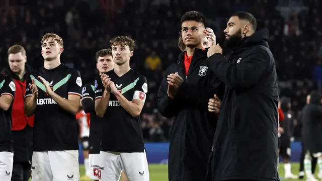 Foto: Mees Hilgers dan Kolega Tak Berdaya saat FC Twente Dibantai PSV dalam Laga Lanjutan Liga Belanda