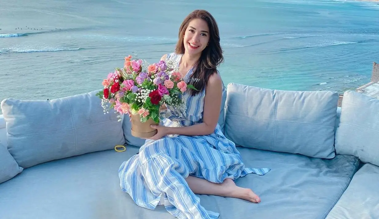 Saat berlibur, wanita 30 tahun ini juga beberapa kali terlihat menggunakan sebuah simple dress. Simple dress berwarna biru dan putih dengan motif garis satu ini membuatnya semakin terlihat begitu elegan. (Liputan6.com/IG/@elmaaa_e)