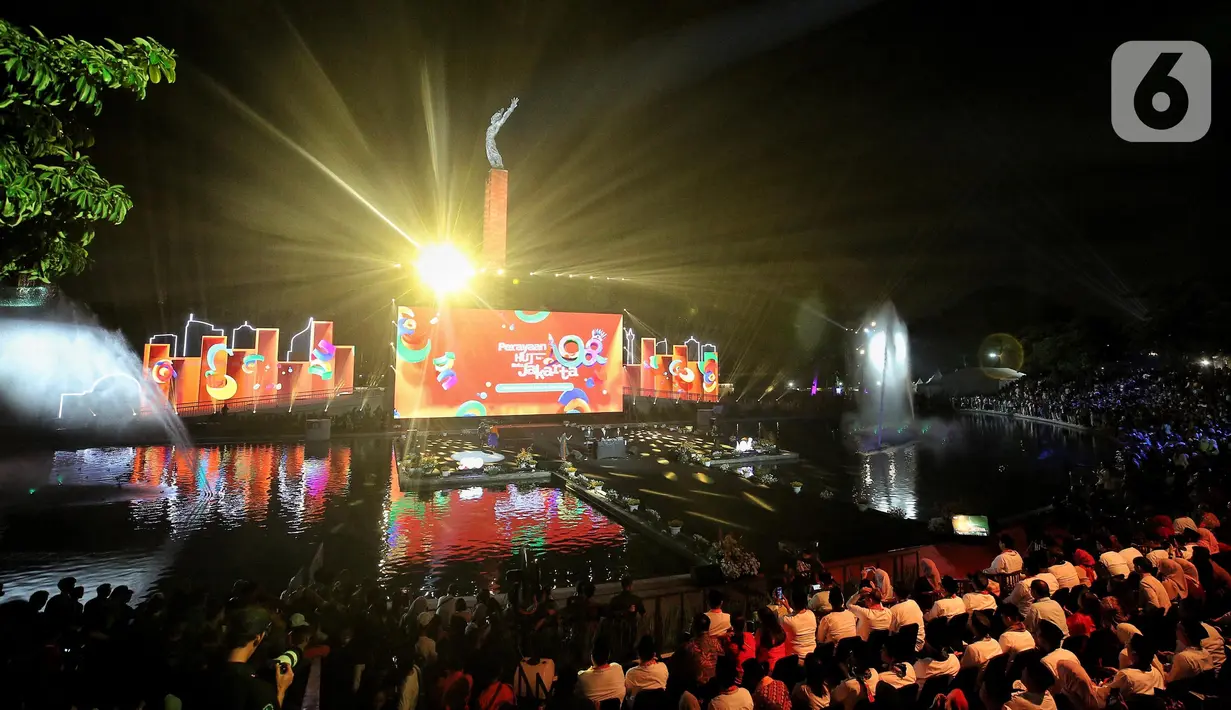 Malam puncak Hari Ulang Tahun (HUT) ke-498 kota Jakarta dimeriahkan dengan berbagai hiburan seperti tarian kolosal, musik dan bazar. (Liputan6.com/Angga Yuniar)