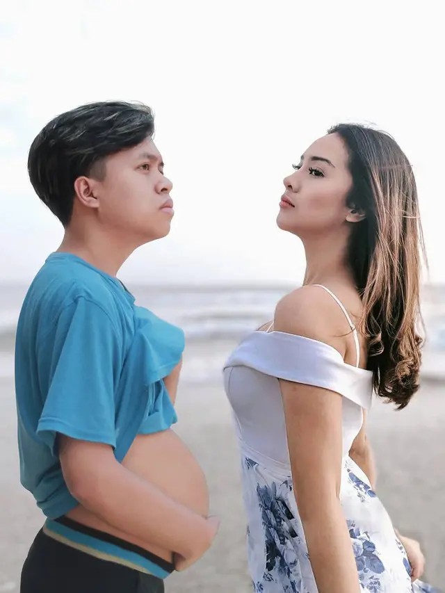 6 Editan Foto Pria Liburan Bersama Artis Cewek di Pantai Ini Bikin Ngakak