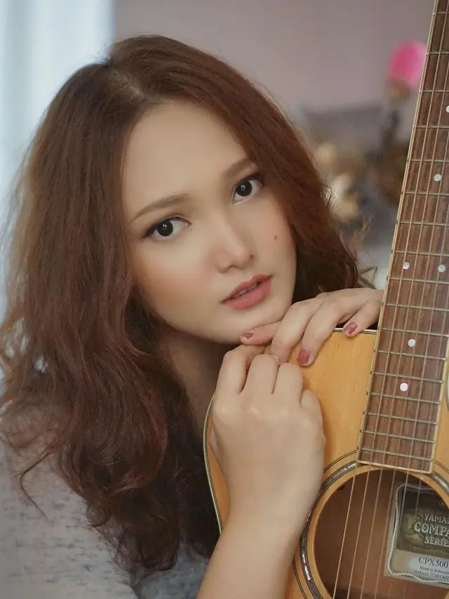 6 Potret Penyanyi dan Pemain Biola Tara Adia, Putri Sulung Diva Keroncong Indonesia