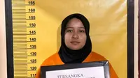 Tersangka penusukan terhadap seorang pria di Pekanbaru karena cemburu pasangan sejenisnya punya hubungan lain. (Liputan6.com/M Syukur)