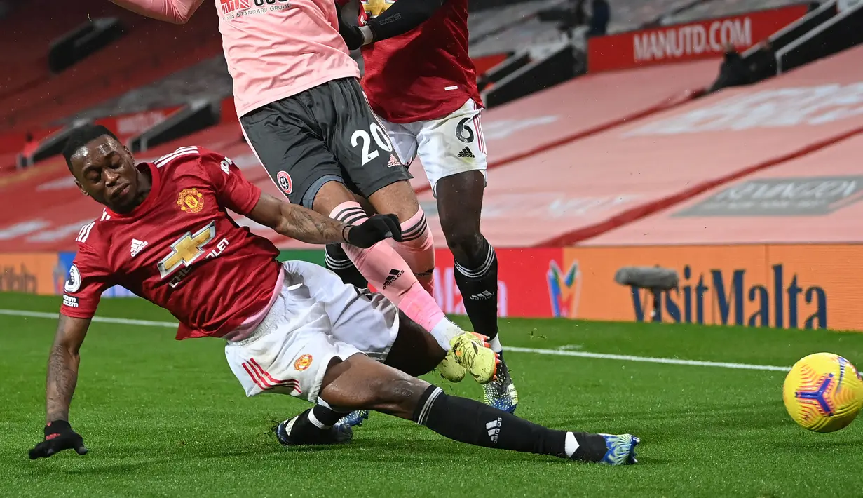 Aaron Wan-Bissaka (Manchester United) - Pemain full back kanan ini berhasil terpilih oleh Whoscored dengan nilai 7,15. Pemain yang piawai melakukan gabungan takcle dan intersept sebanyak 150 kali ini, menjadi yang paling tinggi diantara pemain bertahan lain. (Foto: AFP/Pool/Laurence Griffiths)