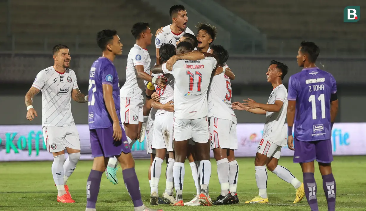 Pemain Arema FC merayakan gol yang dicetak oleh Johan Alfarizi ke gawang Persita Tangerang pada laga BRI Liga 1 di Stadion Indomilk Arena, Tangerang, Rabu (13/3/2024). (Bola.com/M. Iqbal Ichsan)