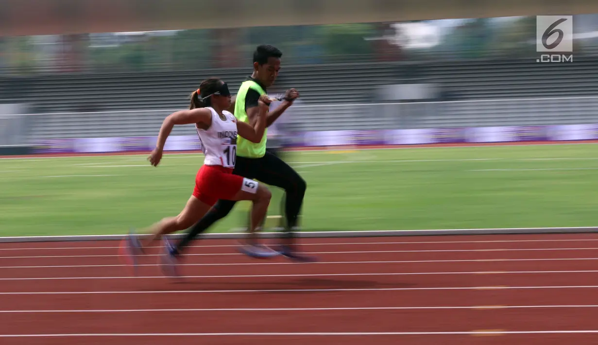 elari difable Indonesia, Unggu Susan saat berlaga di kelas Womens 100m T11/12 Indonesia Para Games Invitational Tournament 2018 di Stadion Madya Senayan, Jakarta, Minggu (1/7). Unggu Susan mencatat waktu 14,13 detik. (Liputan6.com/Helmi Fithriansyah)