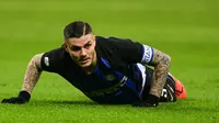 Bintang Inter Milan, Mauro Icardi terjatuh pada lanjutan Serie A yang berlangsung di stadion Giuseppe Meazza, Milan, Minggu (3/2). Inter Milan kalah 0-1 kontra Bologna. (AFP/Miguel Medina)