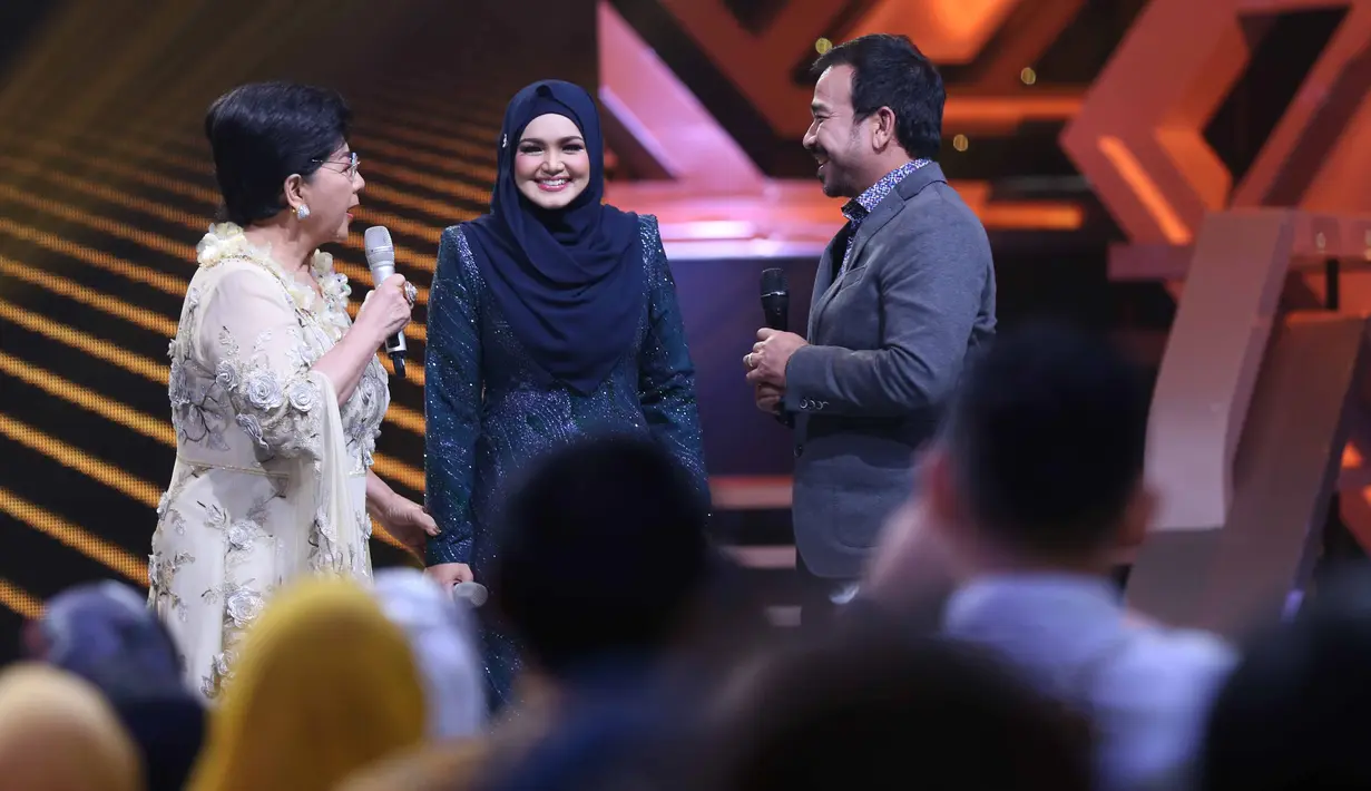 "Pengalaman paling hebat. Karena siti bisa bergabung dengan insan-insan hebat. Terkini Lesty, suarannya keren banget. Saya doakan dia jadi penyanyi yang hebat," ucap Siti Nurhaliza, di Studio 5 Indosiar, Daan Mogot, Jakarta Barat, Kamis (12/1/2017). 