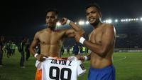 Pemain Persib Bandung Zulham Zamrun (kanan) bersama saudara kembarnya, pemain  Borneo FC, Zulvin Zamrun, setelah bertanding dalam leg kedua perempatfinal Piala Presiden 2015 di Stadion Si Jalak Harupat, Bandung, Sabtu (26/9/201). (Bola.com/Arief Bagus)