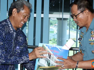 Citizen6, Surabaya: Kunjungan kali ini mengkhususkan untuk bertemu langsung dengan pimpinan Kobangdikal untuk berterima kasih atas kerjasama dalam penyelenggaraan program Pendidikan dan Latihan Profesi Guru (PLPG) 2011 lalu. (Pengirim: Penkobangdikal)