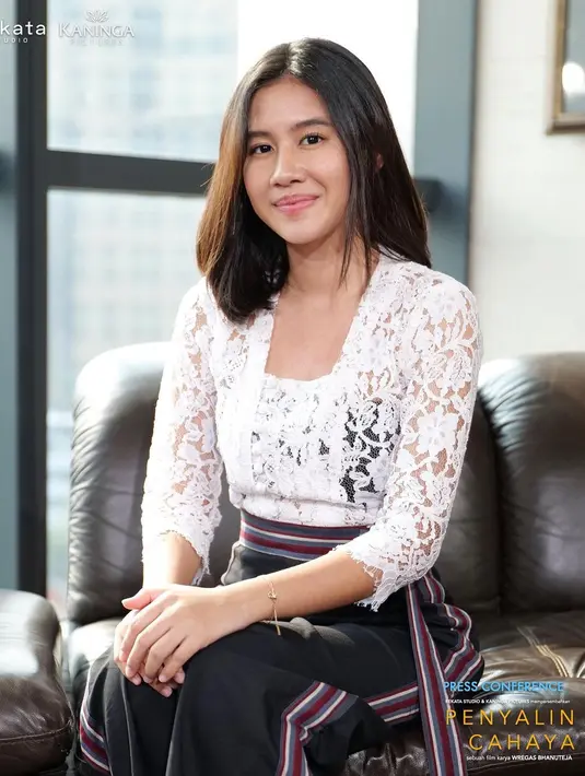 Dalam keseharian, Shenina juga kerap terlihat mengenakan kebaya. Seperti saat mengisi press confrence Penyalin Cahaya. Kebaya putih dipilihnya untuk melengkapi penampilannya.  (Foto: Instagram)