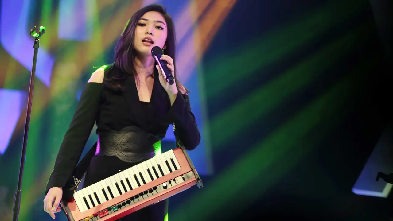 [Bintang] 5 Ungkapan Bahagia Isyana Sarasvati Masuk Nominasi MTV EMA 2017