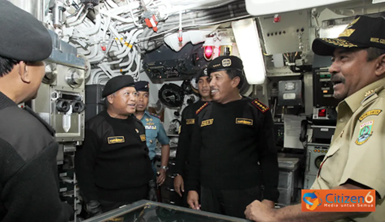 Citizen6, Banten: Brevet tersebut disematkan oleh Komandan Satuan Selam TNI AL Kolonel Laut Jefri Stanley Sangel, di dalam kapal selam KRI Nanggala-402 yang menyelam pada kedalaman 45 meter dibawah permukaan laut perairan Selat Sunda, Provinsi Banten. (Pe