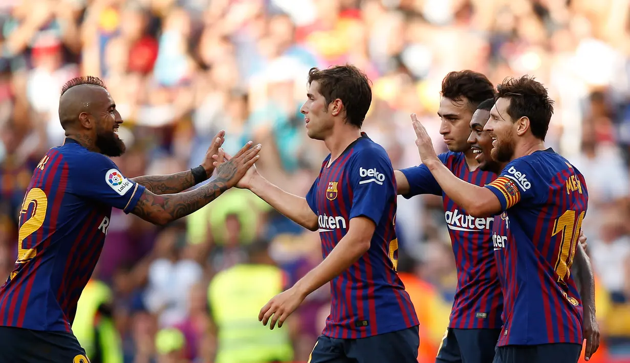 Penyerang Barcelona, Lionel Messi berselebrasi bersama rekan-rekannya usai mencetak gol ke gawang Boca Juniors pada pertandingan Piala Joan Gamper di stadion Camp Nou, Spanyol (15/8). Barcelona menang telak 3-0 atas Boca Juniors. (AP Photo/Manu Fernandez)